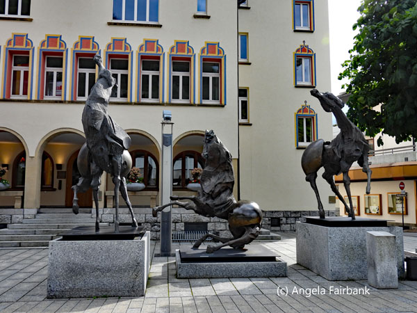 statue of 3 horses outside city hall