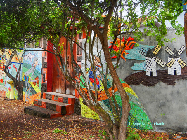 mosaic wall in puerto ayora-1