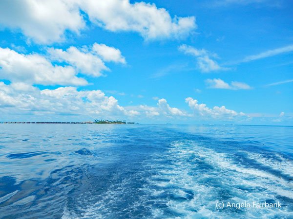 sea with boat wash